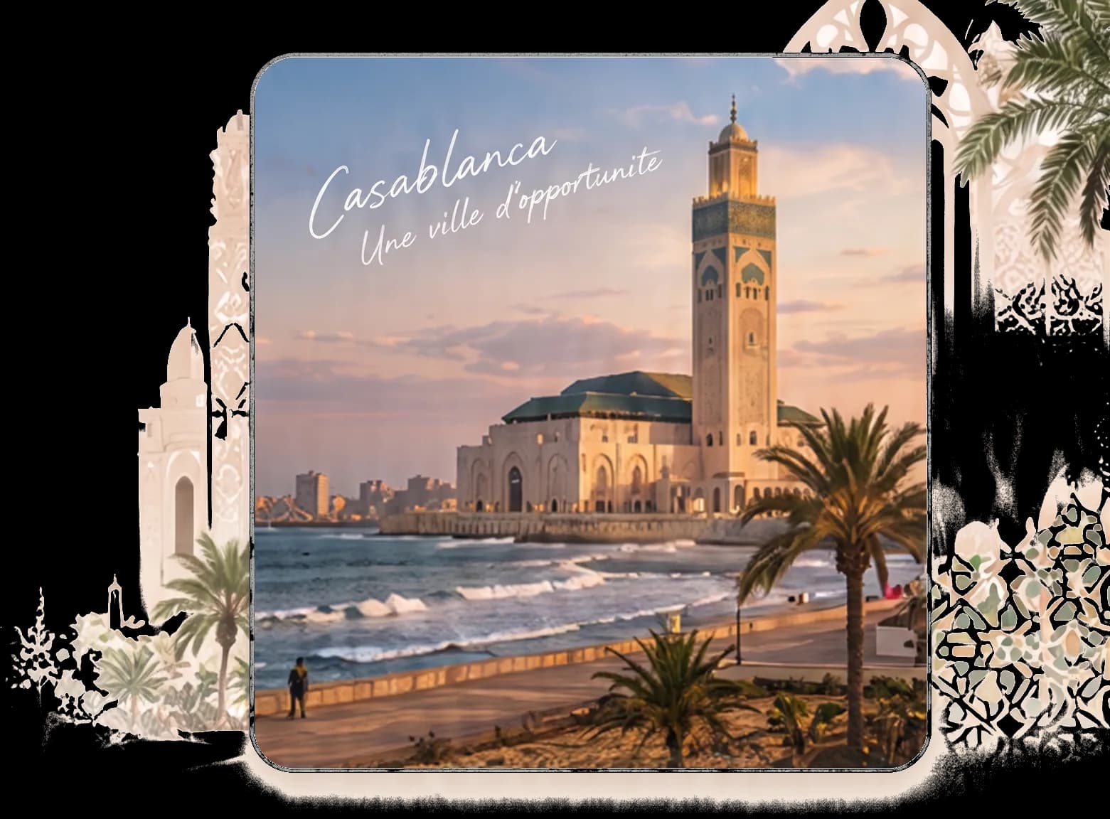 Mosquée Hassan II à Casablanca à l’heure dorée, vue depuis la corniche, palmiers et vagues de l’Atlantique