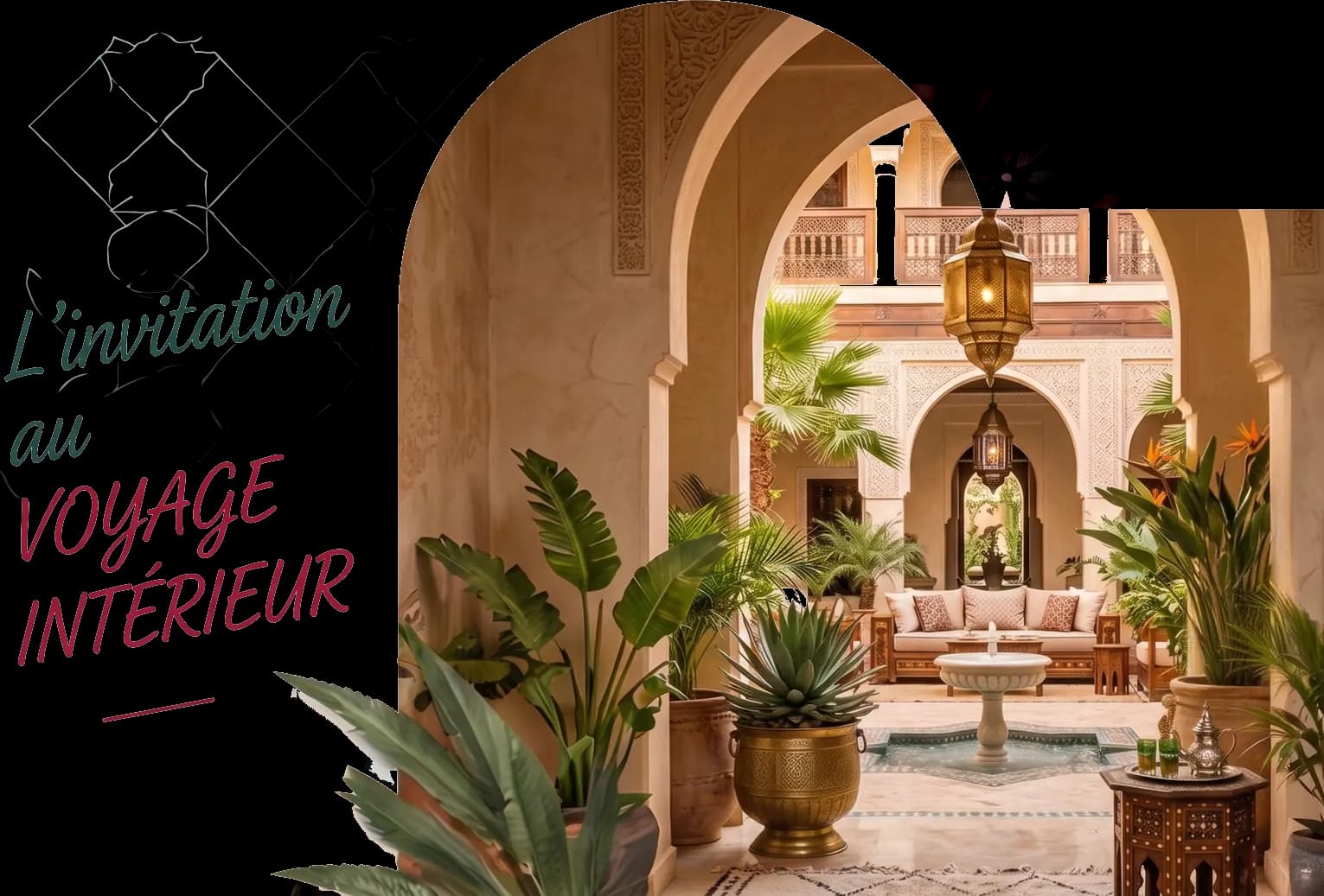 Patio de riad vu à travers une arche : lanterne en laiton, palmiers en pot, fontaine et salon marocain, légendé : l’invitation au voyage intérieur